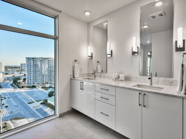 Luxury Vacation Rental in Destin: Beachfront Bliss Awaits!