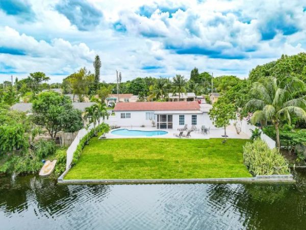 Canalfront Home with Four Bedroom and Pool