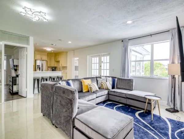 Canalfront Home with Four Bedroom and Pool
