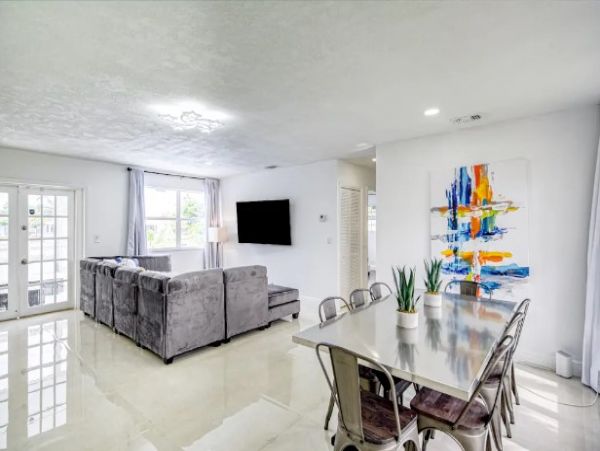 Canalfront Home with Four Bedroom and Pool