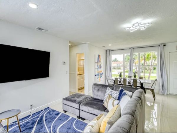 Canalfront Home with Four Bedroom and Pool