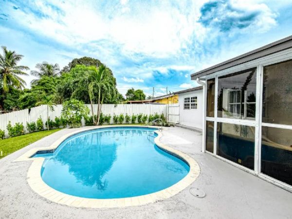 Canalfront Home with Four Bedroom and Pool
