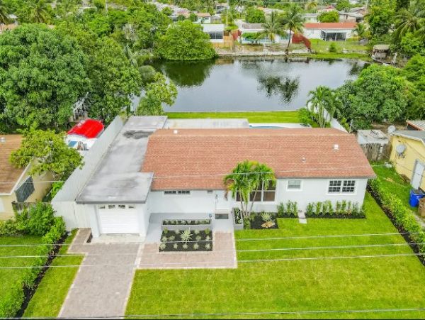 Canalfront Home with Four Bedroom and Pool