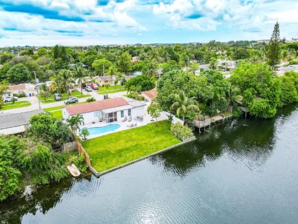 Canalfront Home with Four Bedroom and Pool