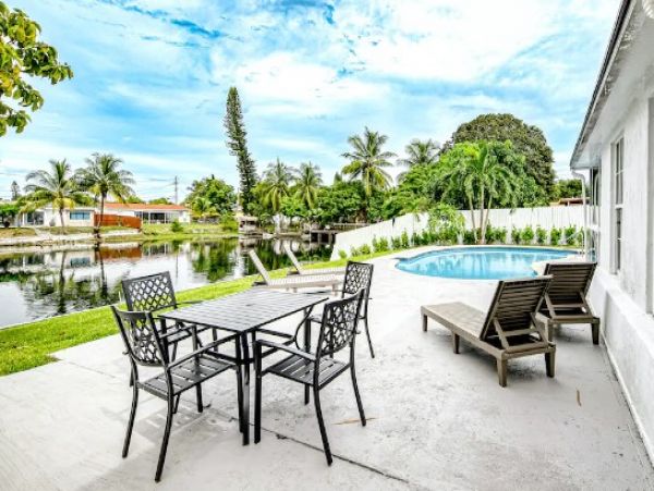 Canalfront Home with Four Bedroom and Pool