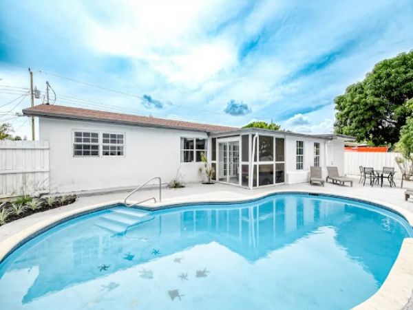 Canalfront Home with Four Bedroom and Pool