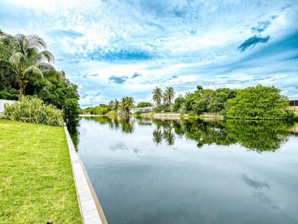 Canalfront Home with Four Bedroom and Pool