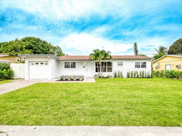 Canalfront Home with Four Bedroom and Pool