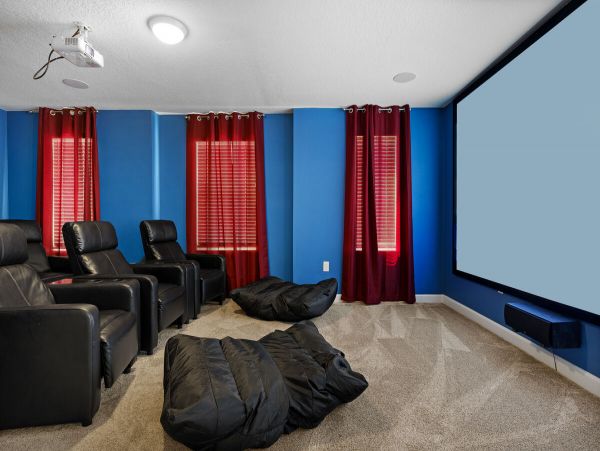 Eight Bedroom Villa with Pool Close to the Parks!