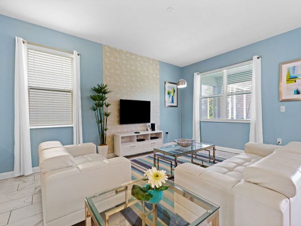 Eight Bedroom Villa with Pool Close to the Parks!