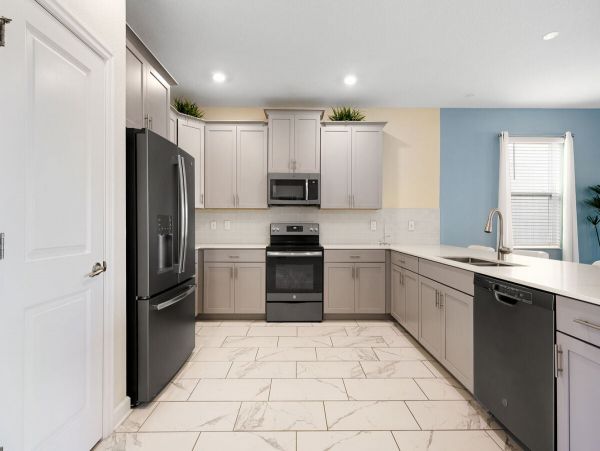 Eight Bedroom Villa with Pool Close to the Parks!