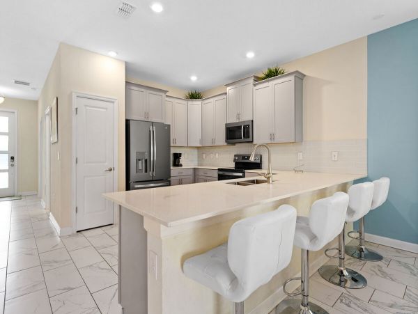 Eight Bedroom Villa with Pool Close to the Parks!