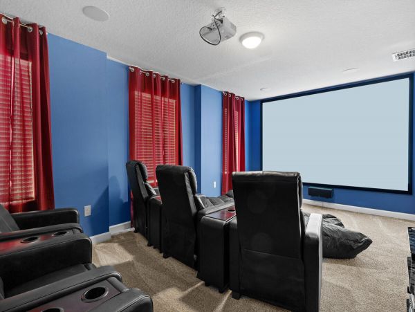 Eight Bedroom Villa with Pool Close to the Parks!