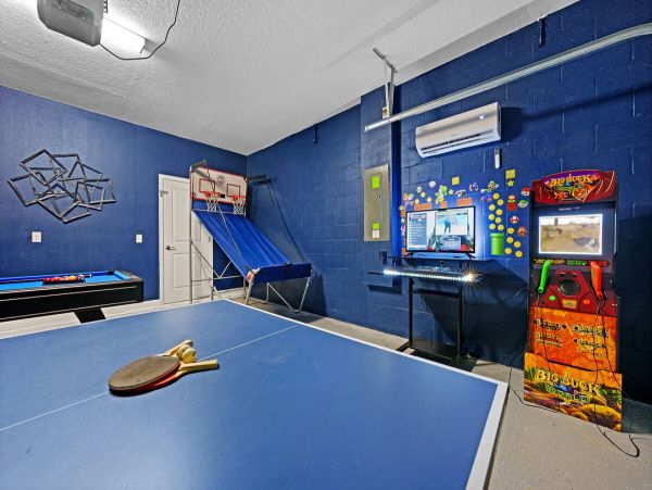 Eight Bedroom Villa with Pool Close to the Parks!