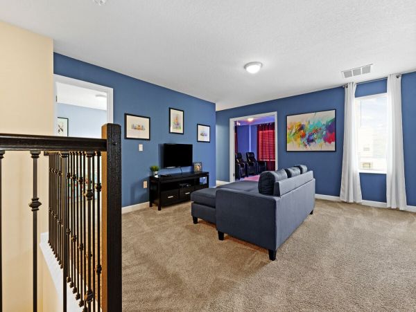 Eight Bedroom Villa with Pool Close to the Parks!