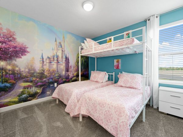 Eight Bedroom Villa with Pool Close to the Parks!