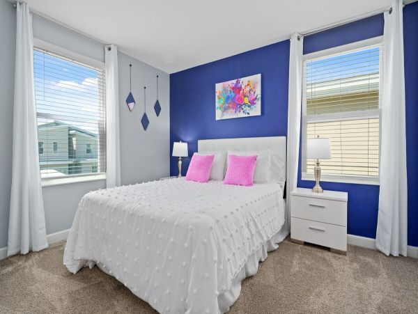 Eight Bedroom Villa with Pool Close to the Parks!