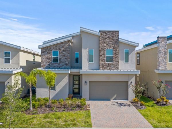 Eight Bedroom Villa with Pool Close to the Parks!