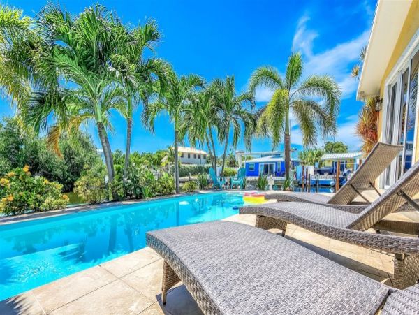 Lovely 4 Bedroom Vacation Home with Private Pool