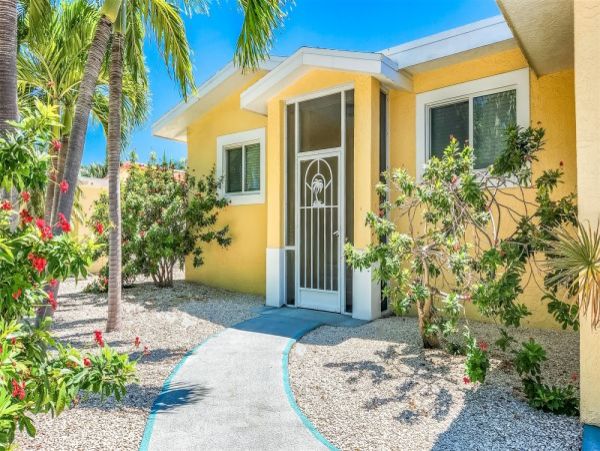 Lovely 4 Bedroom Vacation Home with Private Pool