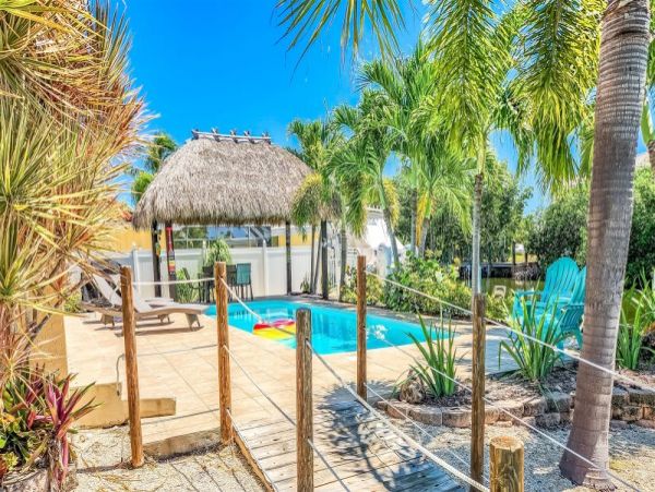 Lovely 4 Bedroom Vacation Home with Private Pool