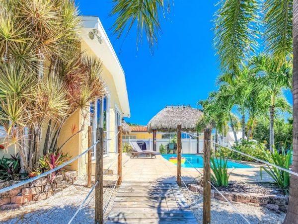 Lovely 4 Bedroom Vacation Home with Private Pool