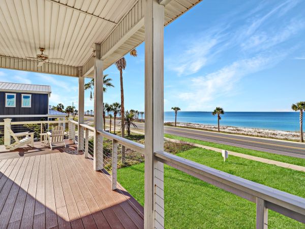 Beachfront Retreat - Luxurious Coastal Getaway