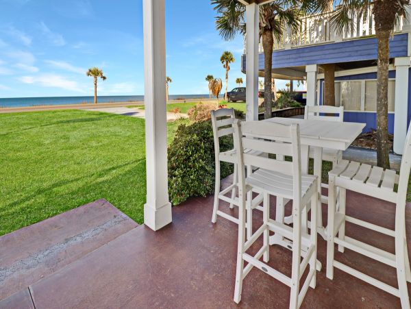 Beachfront Retreat - Luxurious Coastal Getaway
