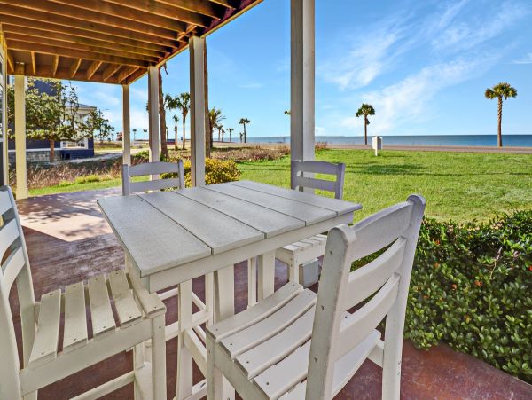 Beachfront Retreat - Luxurious Coastal Getaway