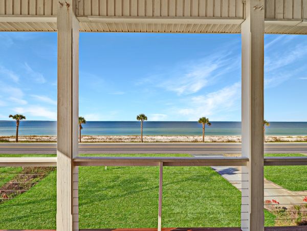 Beachfront Retreat - Luxurious Coastal Getaway