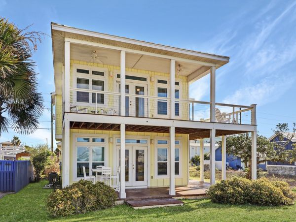 Beachfront Retreat - Luxurious Coastal Getaway