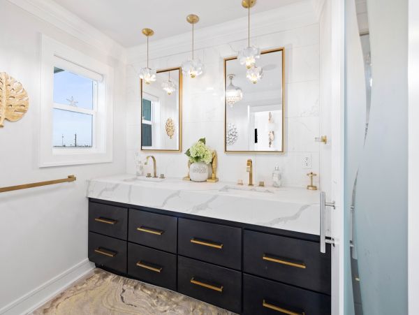 Luxurious Beachfront Retreat with Pool, Direct Access to Beach, and Exclusive Amenities