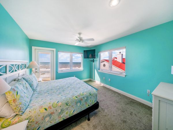 Gulf-Front Retreat for 10 Guests- Pet Friendly Getaway