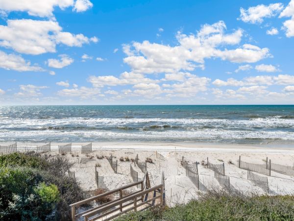 Gulf-Front Retreat for 10 Guests- Pet Friendly Getaway