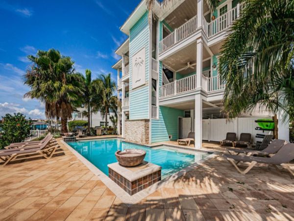Stunning Four Bedroom Home in Treasure Island Walk to Beach