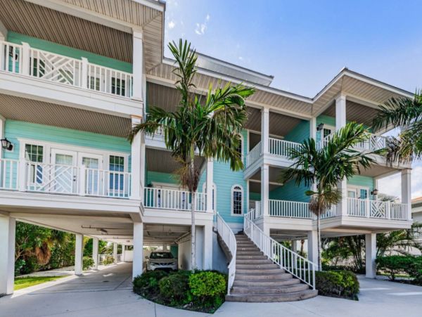 Stunning Four Bedroom Home in Treasure Island Walk to Beach