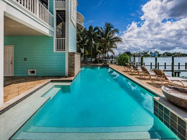 Stunning Four Bedroom Home in Treasure Island Walk to Beach