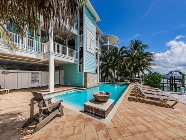Stunning Four Bedroom Home in Treasure Island Walk to Beach
