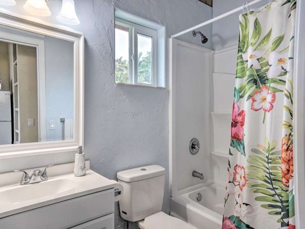 Cozy Vacation Rental with One Bedroom & Ocean Views