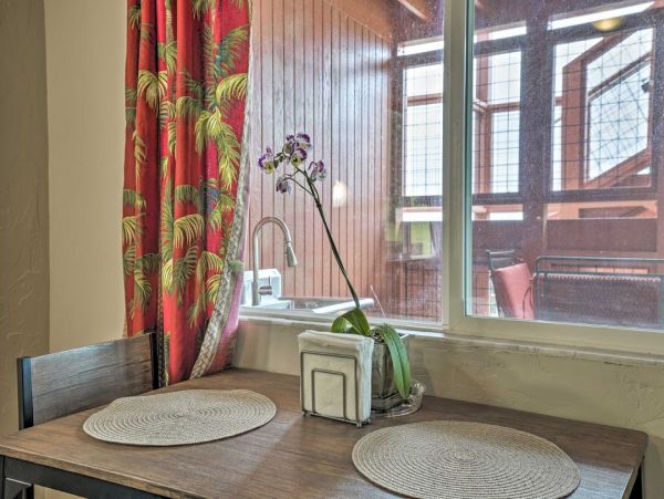 Cozy Kailua-Kona Vacation Retreat with Ocean Views Near Pristine Beaches