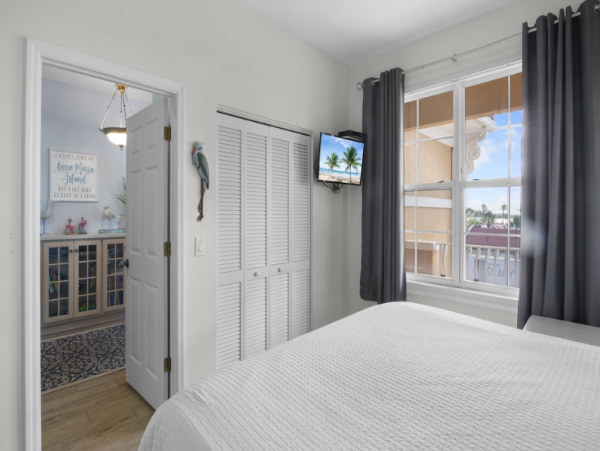 Gulfview Escape - Elegant 3 BR Beachfront Condo on Anna Maria Island