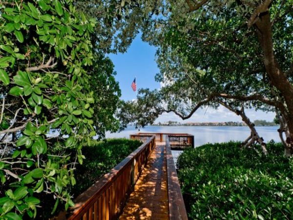 Two Bedrooms Beach Condo across the street from the Beach