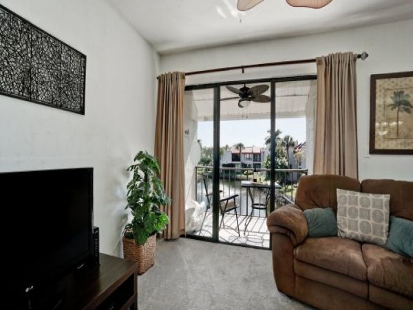Two Bedrooms Beach Condo With Pool