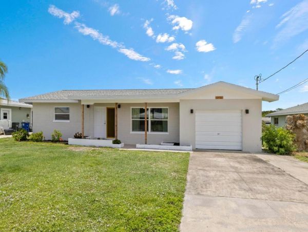 Fort Myers Vacation Home Sleeps 12 Guests