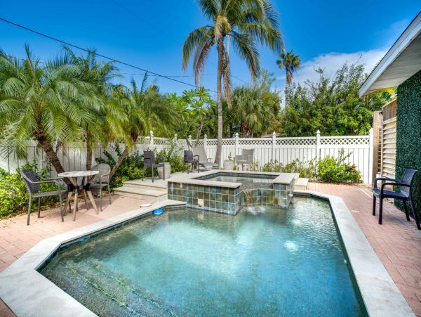 Bradenton Beach Pool Vacation Home with 4 Bedrooms Sleeps 10