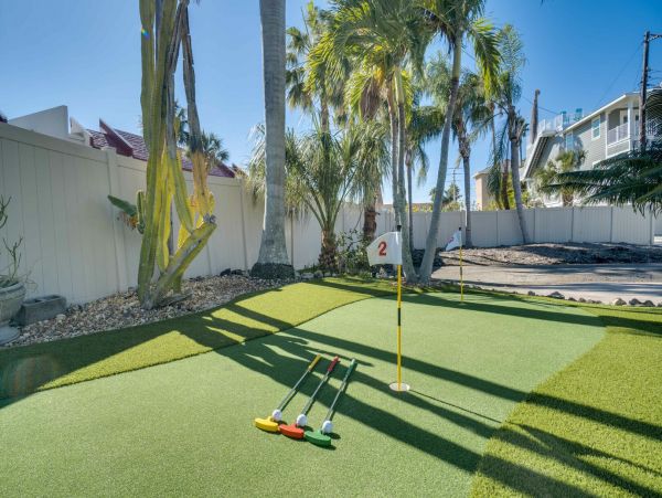 Bradenton Beach Pool Vacation Home with 4 Bedrooms Sleeps 10