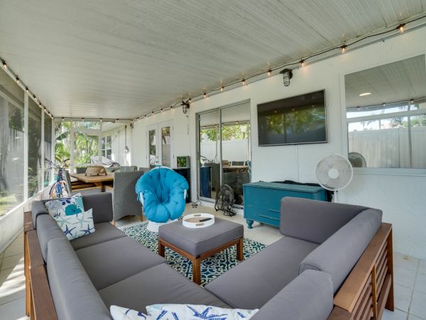 Bradenton Beach Pool Vacation Home with 4 Bedrooms Sleeps 10