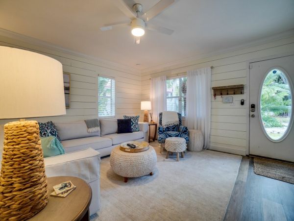 Bradenton Beach Pool Vacation Home with 4 Bedrooms Sleeps 10