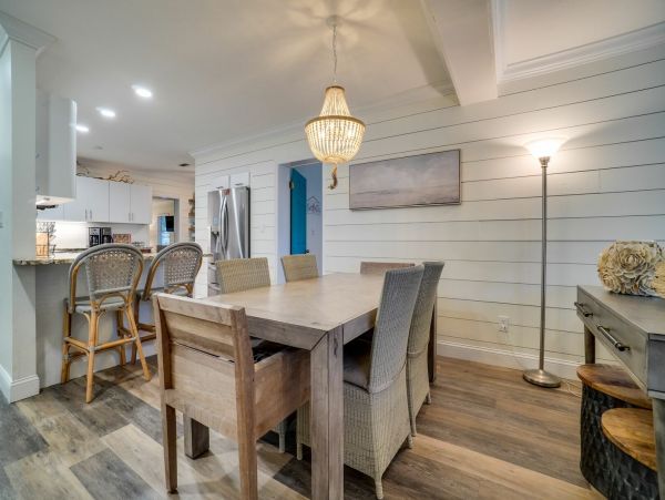 Bradenton Beach Pool Vacation Home with 4 Bedrooms Sleeps 10