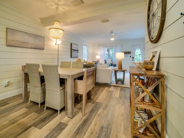 Bradenton Beach Pool Vacation Home with 4 Bedrooms Sleeps 10
